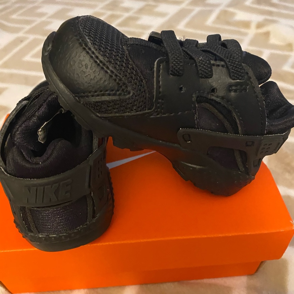 Nike Huarache Runs “Triple Black” size 5c